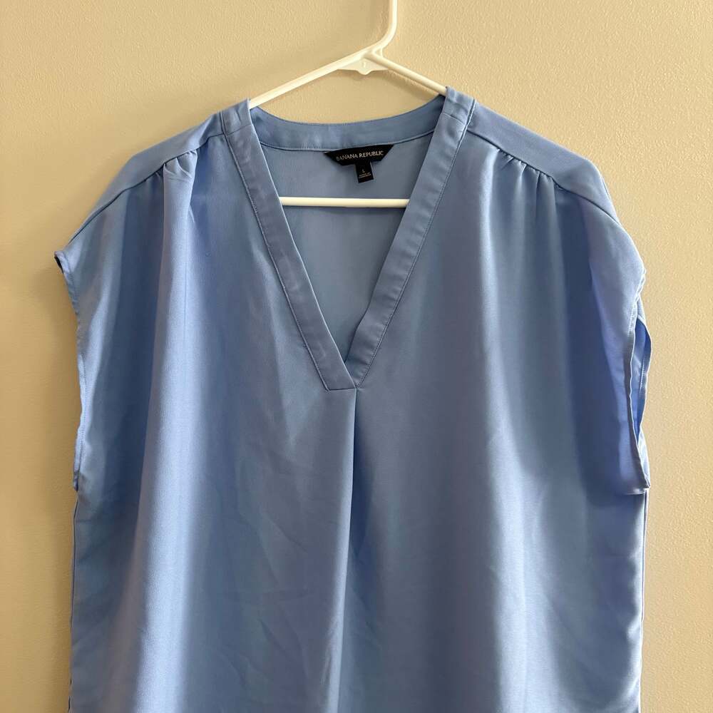 Banana Republic Women's Blue V-Neck Cap Sleeve Front Pleat Blouse Size Large
